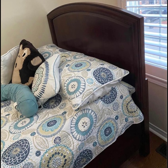 Wooden bed set - Picture 2 of 7